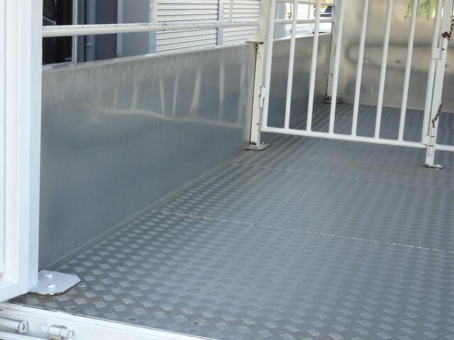 三菱ふそうファイター家畜運搬車中型（4t）[写真14]