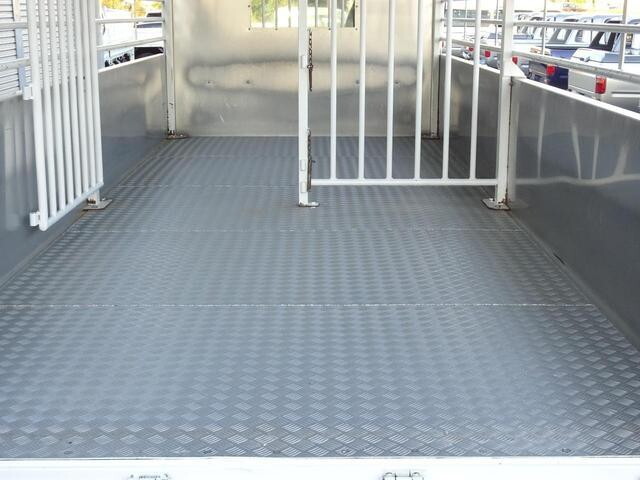 三菱ふそうファイター家畜運搬車中型（4t）[写真16]