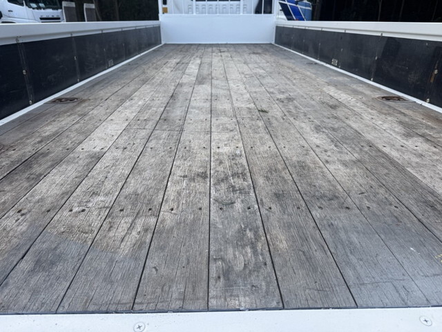 いすゞフォワード平ボディ中型（4t）[写真10]