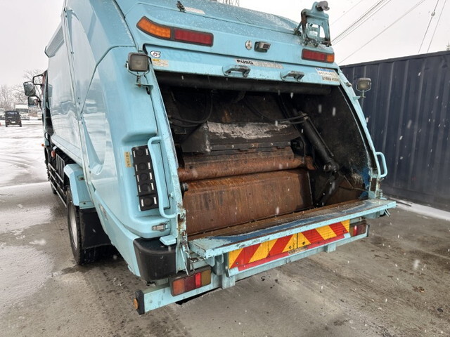 三菱ふそうファイターパッカー車（塵芥車）増トン（6t・8t）[写真02]