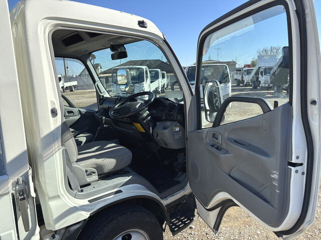 トヨタトヨエース平ボディ小型（2t・3t）[写真33]