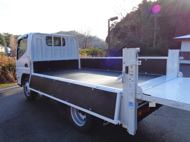 三菱ふそうキャンター平ボディ小型（2t・3t）[写真13]