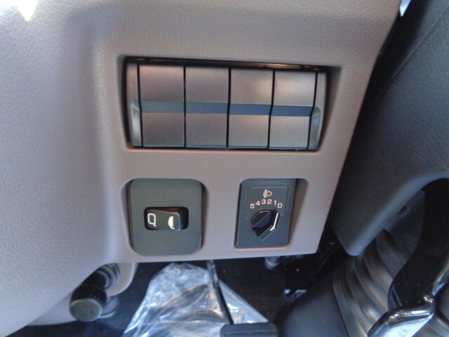 三菱ふそうキャンター平ボディ小型（2t・3t）[写真37]