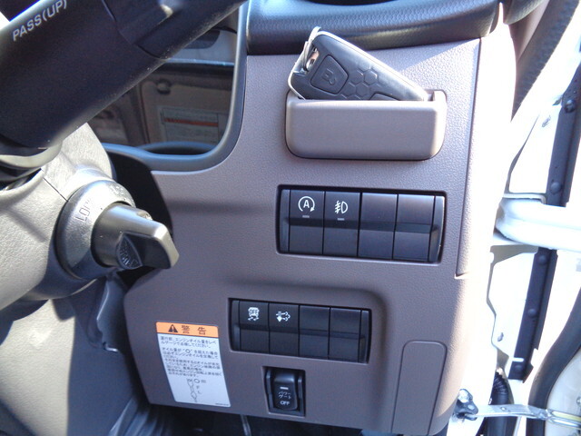 三菱ふそうキャンター平ボディ小型（2t・3t）[写真38]