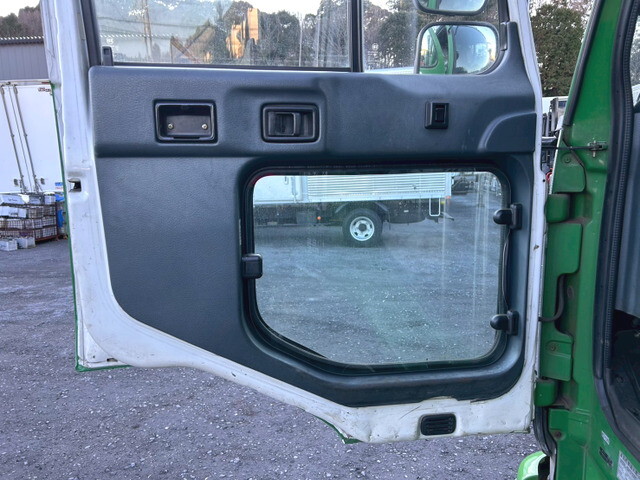 UDトラックスコンドル平ボディ増トン（6t・8t）[写真12]