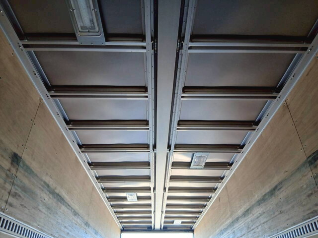 いすゞギガアルミウイング大型（10t）[写真14]