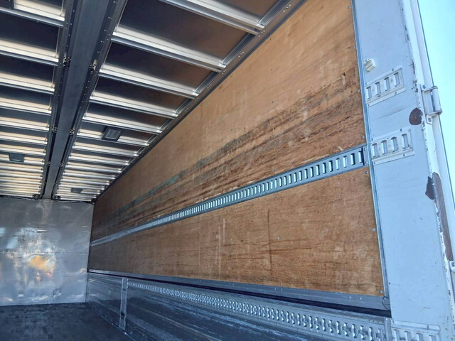 いすゞギガアルミウイング大型（10t）[写真20]