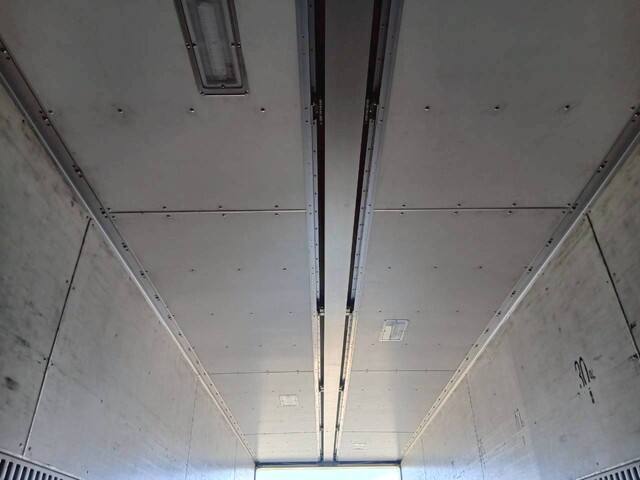 いすゞギガアルミウイング大型（10t）[写真21]