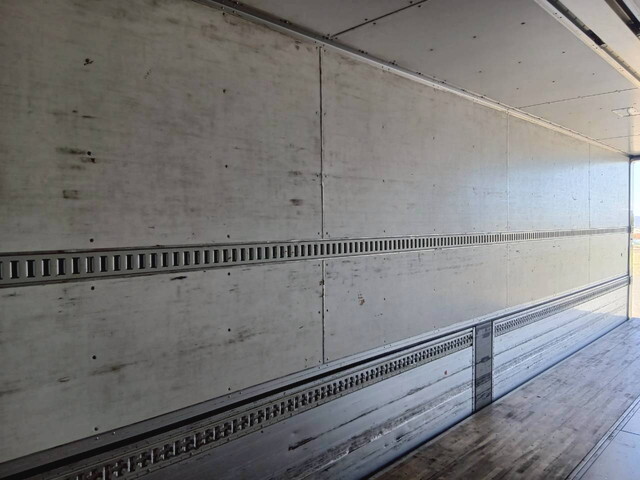 いすゞギガアルミウイング大型（10t）[写真22]