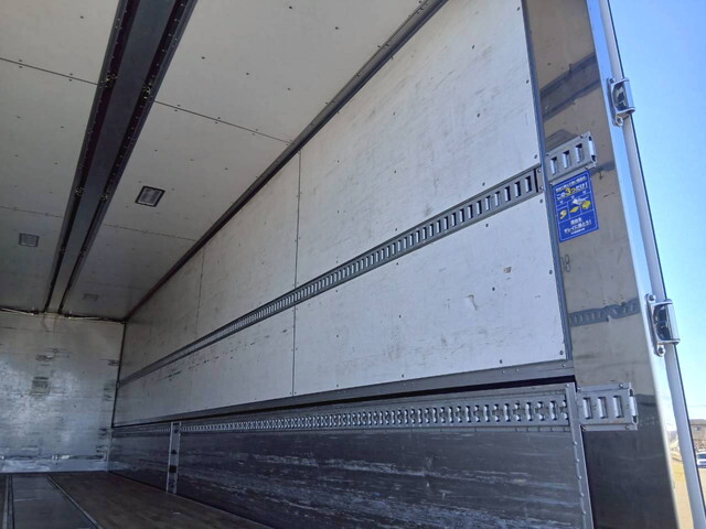 いすゞギガアルミウイング大型（10t）[写真27]