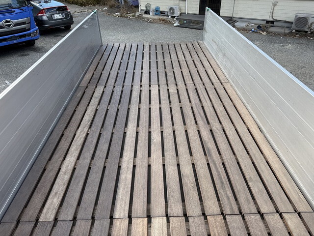 いすゞフォワード平ボディ中型（4t）[写真10]