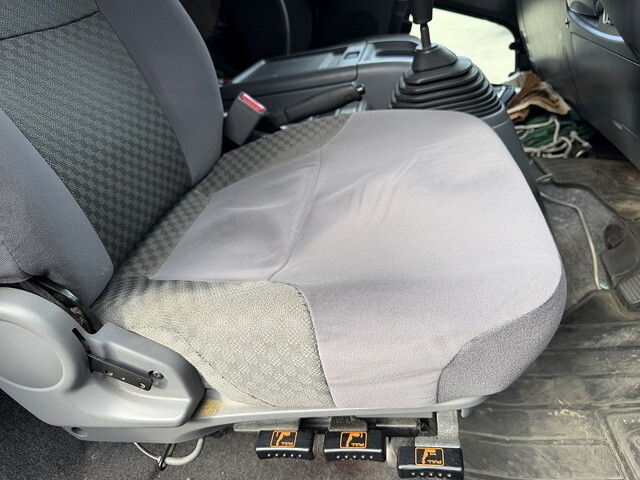 いすゞフォワード平ボディ中型（4t）[写真30]