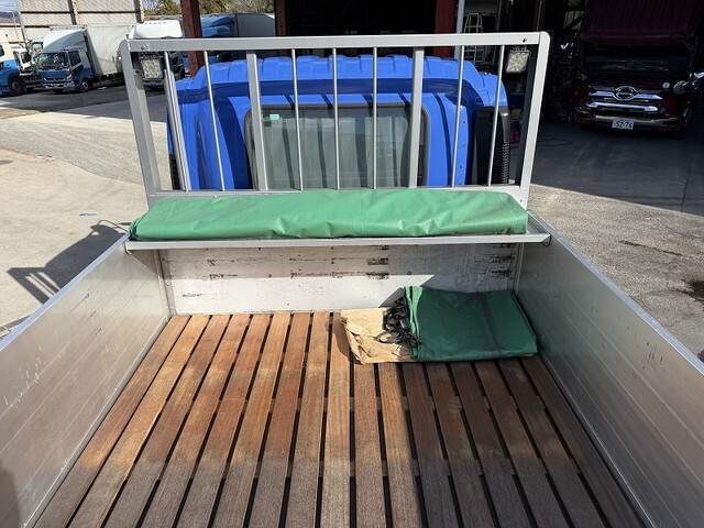 いすゞフォワード平ボディ中型（4t）[写真09]