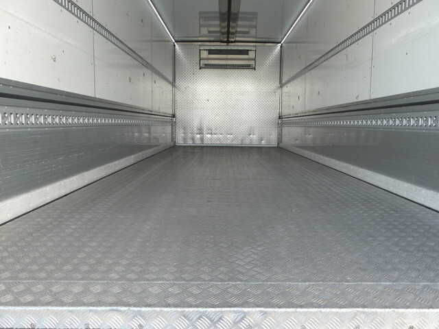 いすゞフォワード冷蔵冷凍ウイング増トン（6t・8t）[写真11]