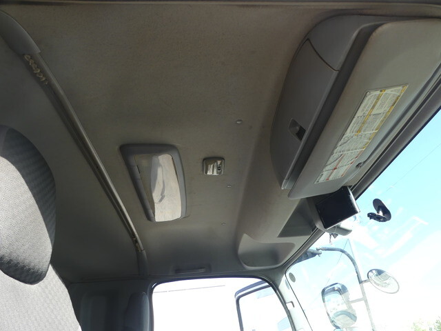 いすゞフォワード冷蔵冷凍ウイング増トン（6t・8t）[写真18]