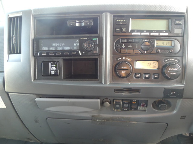 いすゞフォワード冷蔵冷凍ウイング増トン（6t・8t）[写真22]