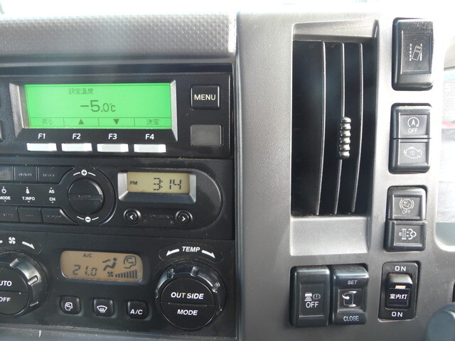 いすゞフォワード冷蔵冷凍ウイング増トン（6t・8t）[写真23]