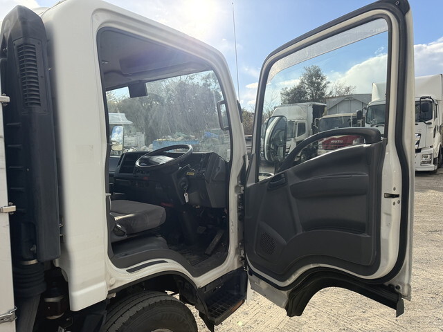 いすゞエルフアルミバン小型（2t・3t）[写真32]