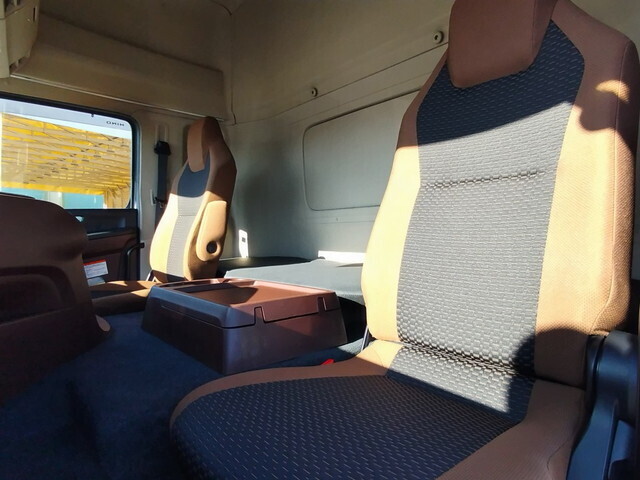 日野プロフィアトレーラーヘッド（トラクターヘッド）大型（10t）[写真18]