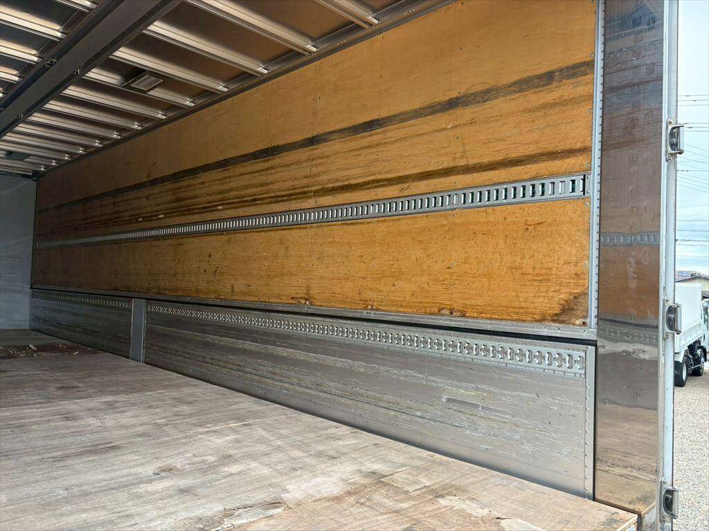 いすゞギガアルミウイング大型（10t）[写真10]