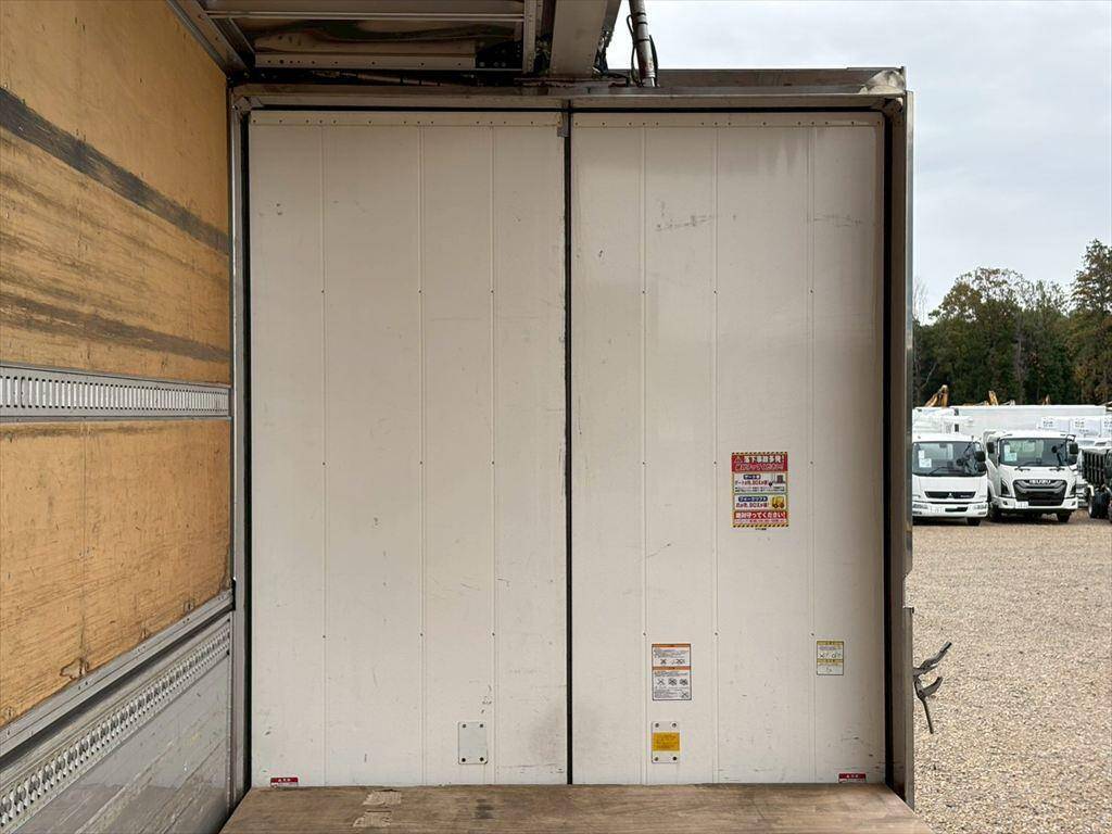 いすゞギガアルミウイング大型（10t）[写真13]