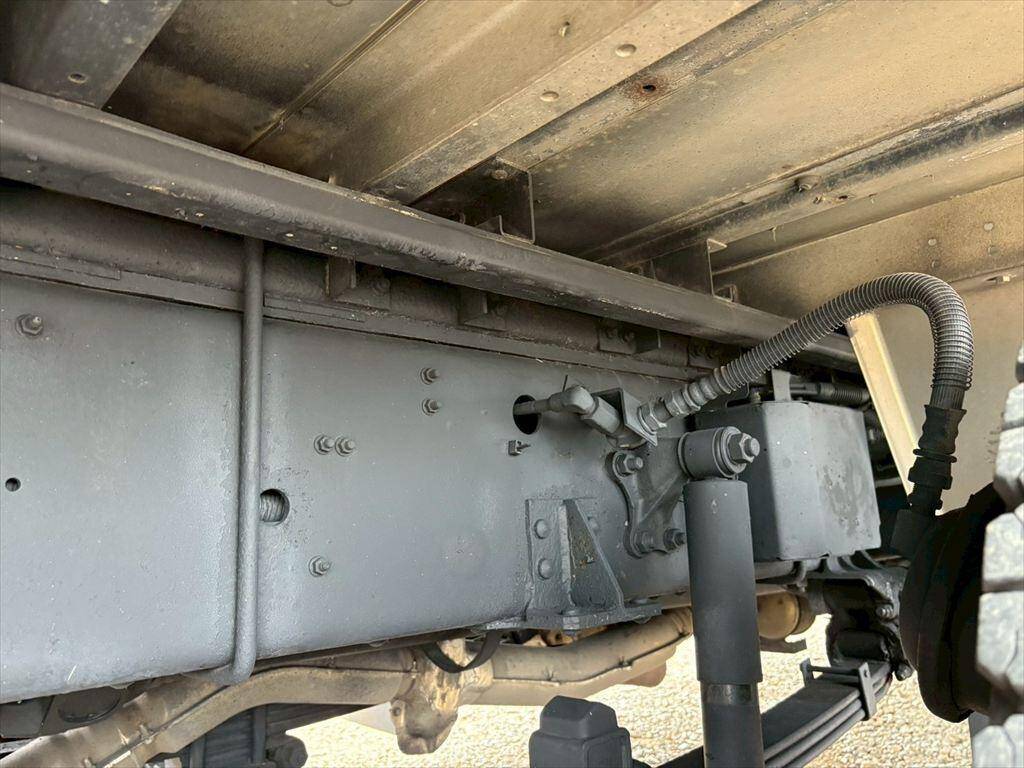 いすゞギガアルミウイング大型（10t）[写真15]