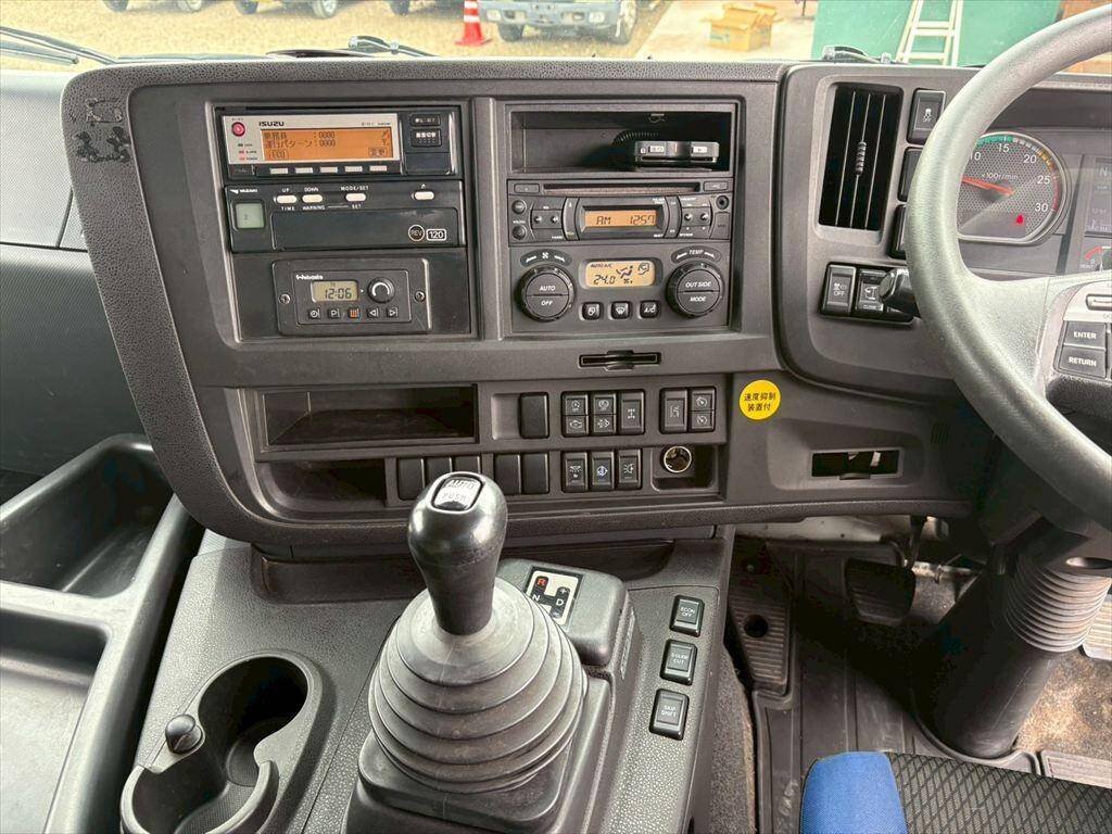 いすゞギガアルミウイング大型（10t）[写真21]