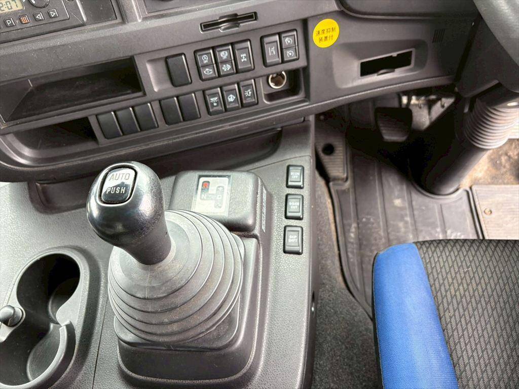 いすゞギガアルミウイング大型（10t）[写真22]