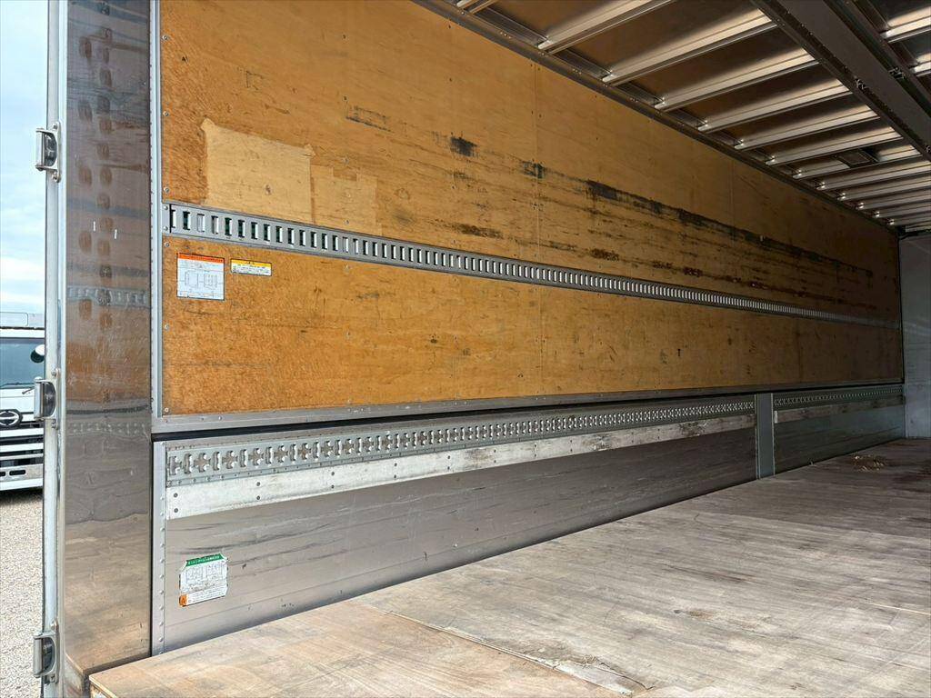 いすゞギガアルミウイング大型（10t）[写真09]