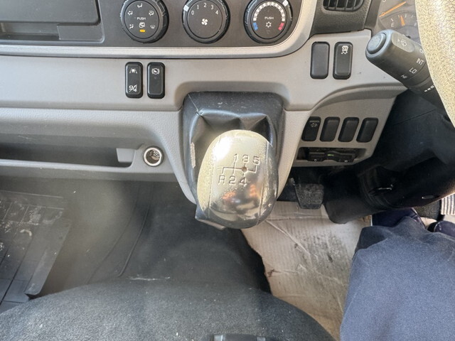 三菱ふそうキャンター平ボディ小型（2t・3t）[写真11]