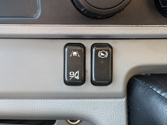 三菱ふそうキャンター平ボディ小型（2t・3t）[写真12]