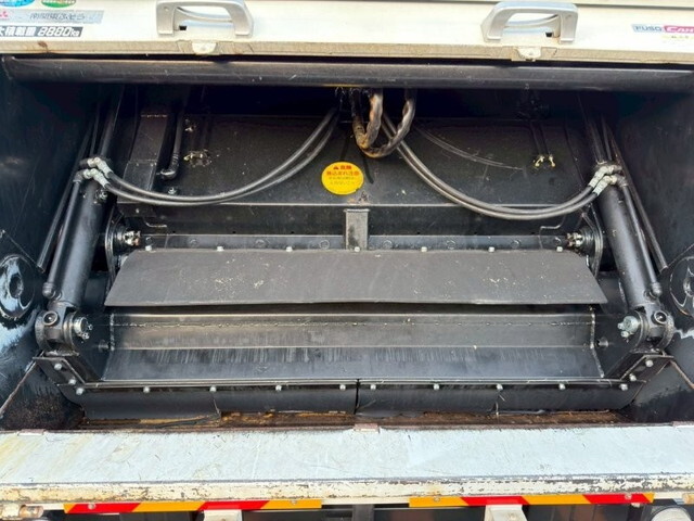 三菱ふそうキャンターパッカー車（塵芥車）小型（2t・3t）[写真09]