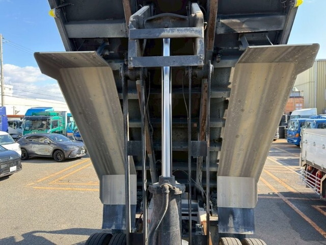 いすゞギガダンプ大型（10t）[写真10]