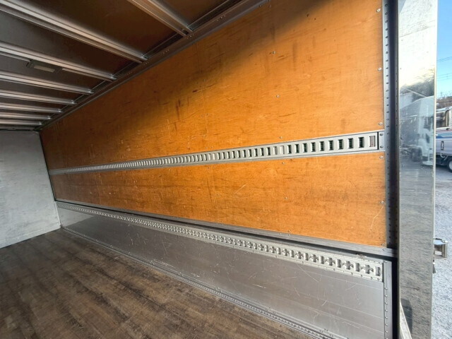 いすゞフォワードアルミウイング中型（4t）[写真11]