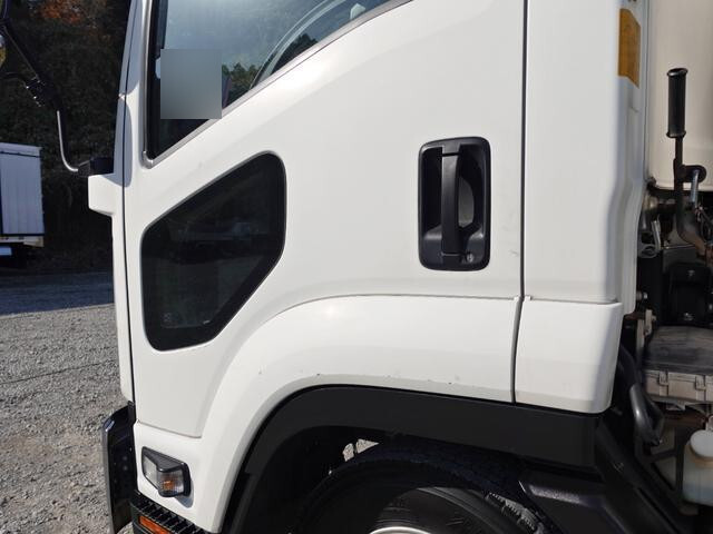 いすゞフォワードアルミバン中型（4t）[写真10]