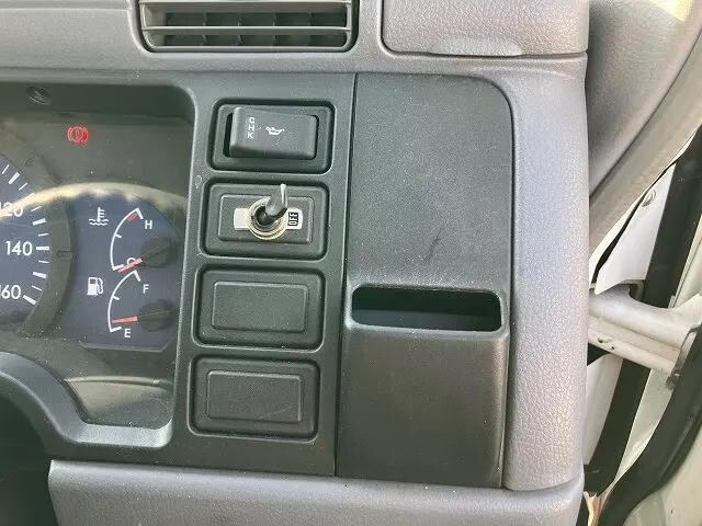 三菱ふそうキャンターガッツ平ボディ小型（2t・3t）[写真14]