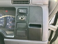 三菱ふそうキャンターガッツ平ボディ小型（2t・3t）[写真15]