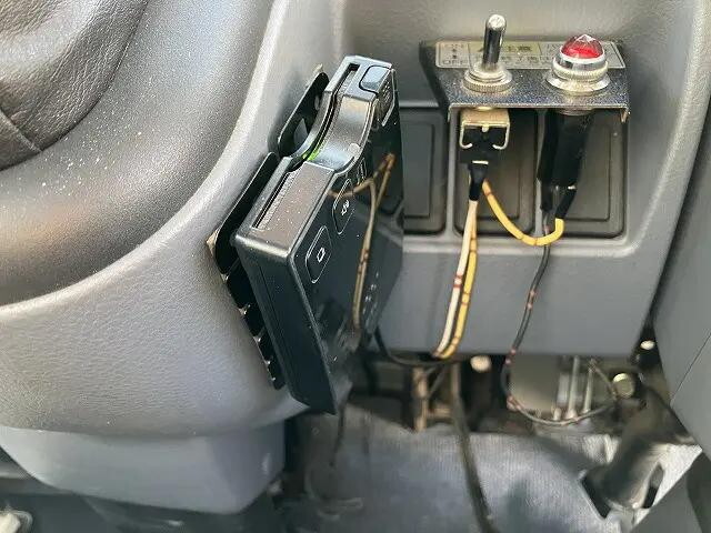 三菱ふそうキャンターガッツ平ボディ小型（2t・3t）[写真17]