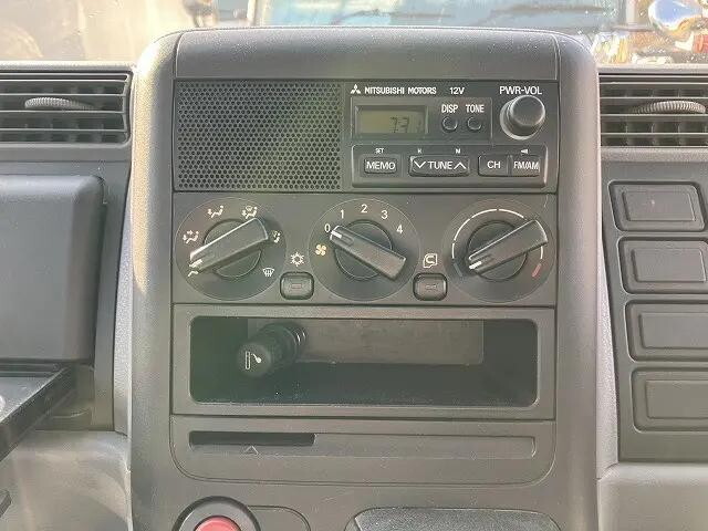 三菱ふそうキャンターガッツ平ボディ小型（2t・3t）[写真18]