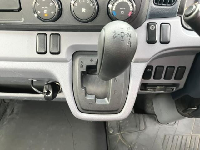 三菱ふそうキャンター平ボディ小型（2t・3t）[写真32]