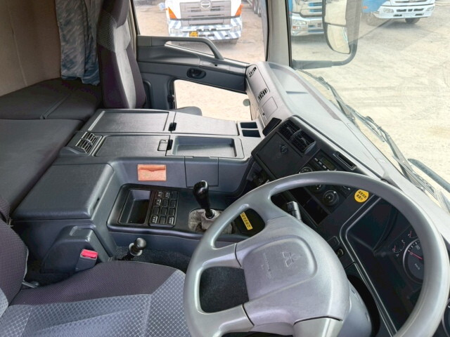 三菱ふそうスーパーグレートタンク車（タンクローリー）大型（10t）[写真17]