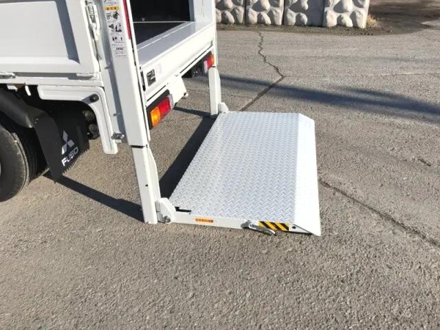 三菱ふそうキャンター平ボディ小型（2t・3t）[写真24]