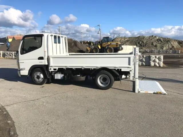 三菱ふそうキャンター平ボディ小型（2t・3t）[写真06]