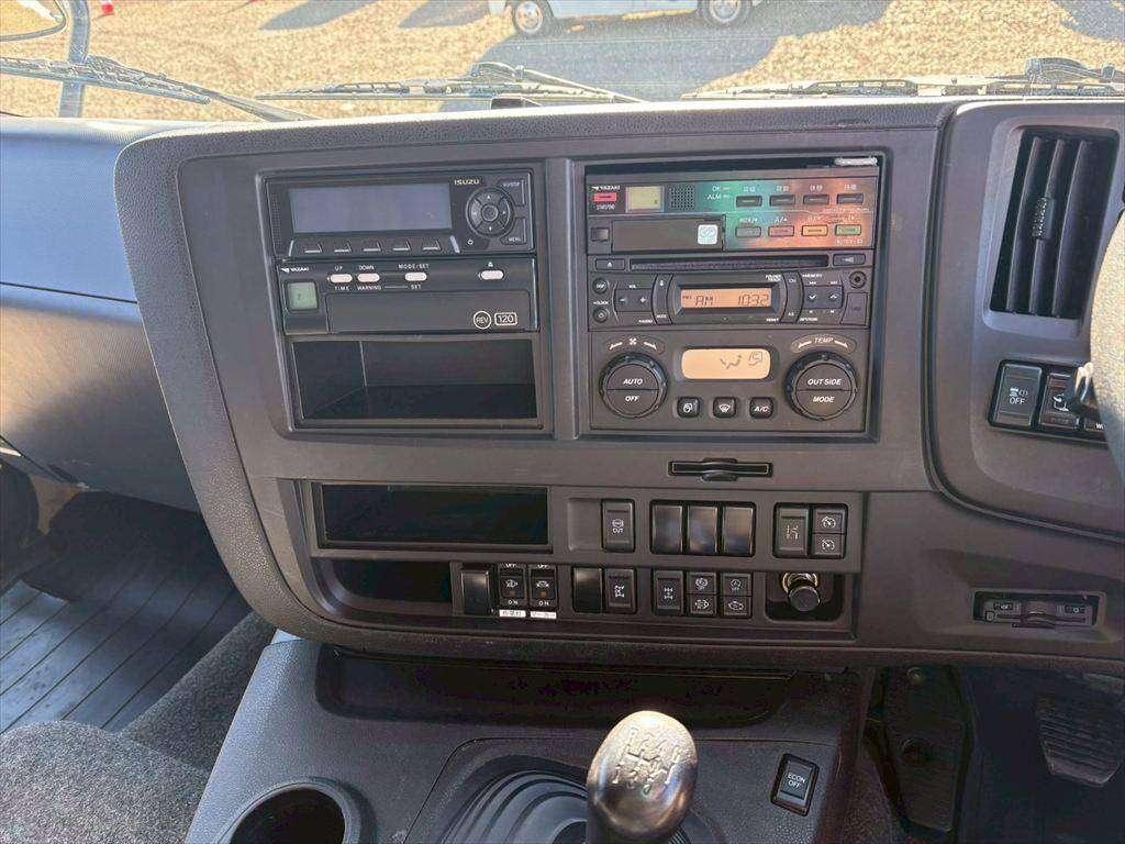 いすゞギガセルフクレーン4段大型（10t）[写真18]