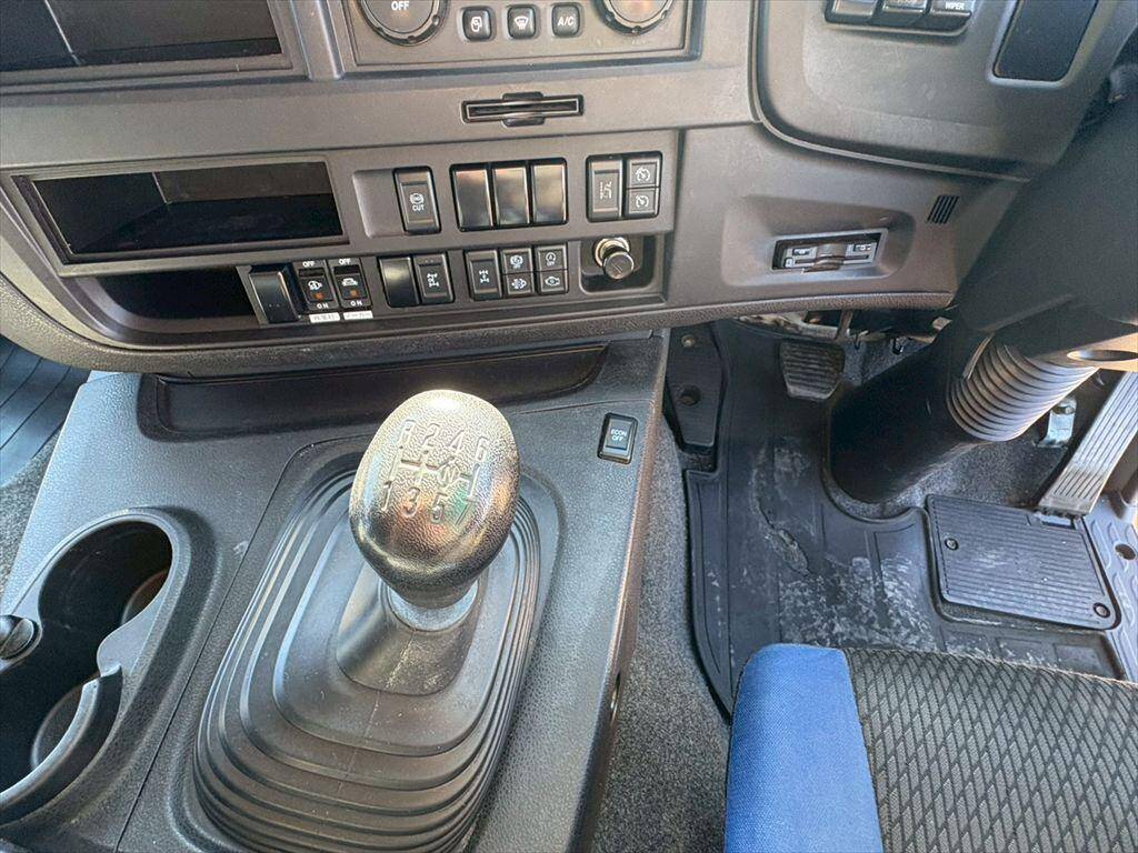 いすゞギガセルフクレーン4段大型（10t）[写真19]