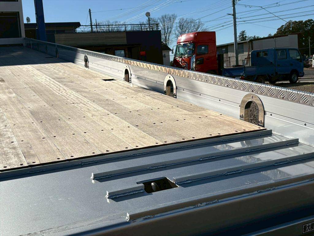 いすゞギガセルフクレーン4段大型（10t）[写真09]