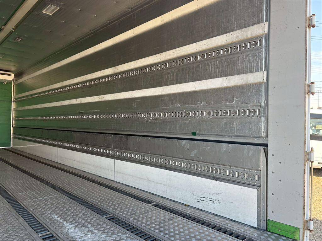 UDトラックスクオン冷蔵冷凍ウイング大型（10t）[写真10]