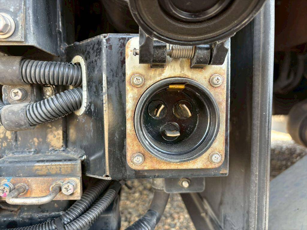 UDトラックスクオン冷蔵冷凍ウイング大型（10t）[写真14]