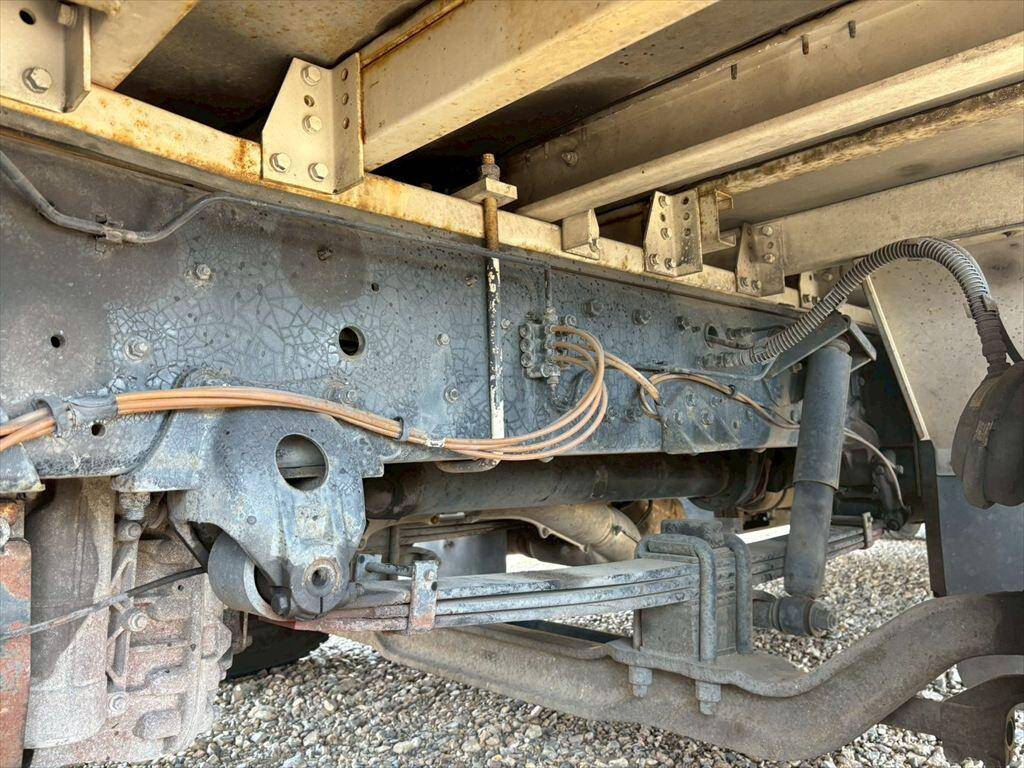 UDトラックスクオン冷蔵冷凍ウイング大型（10t）[写真15]