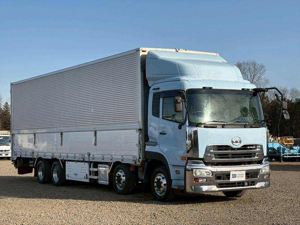 UDトラックスクオン冷蔵冷凍ウイング大型（10t）[写真02]